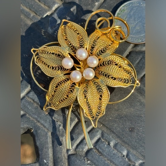 Oversized golden flower brooch with stylized, “pearl” stamen. - Picture 3 of 7